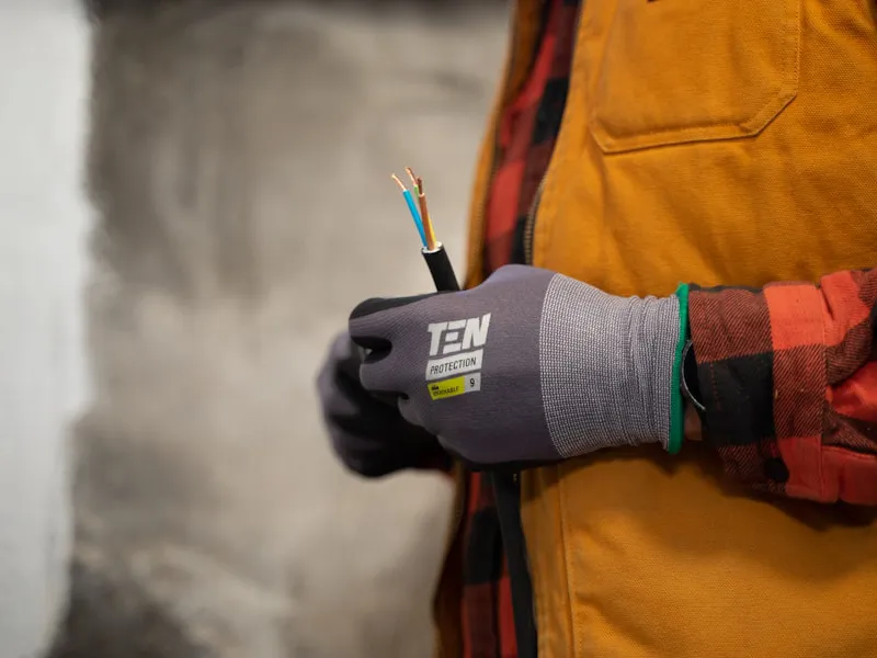 Électricien travaillant sur un panneau